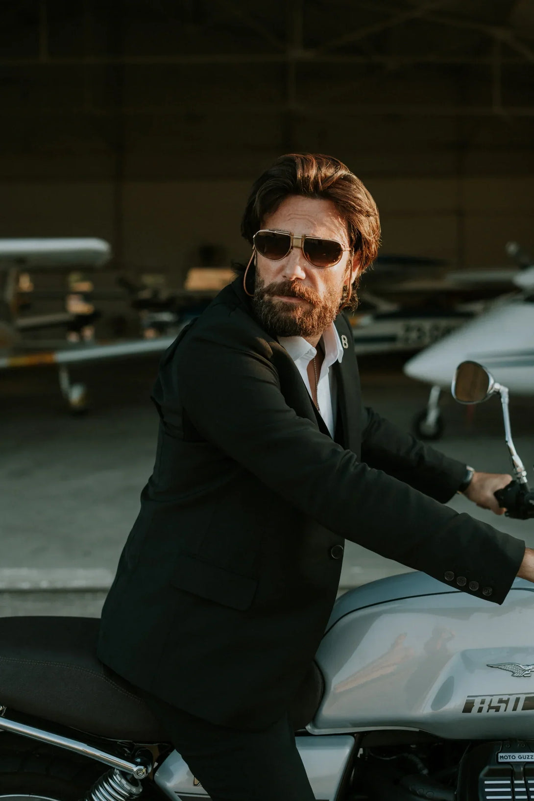 Outside product photo of the Brummell Blazer V2 Deep Black on a Motorcycle 
