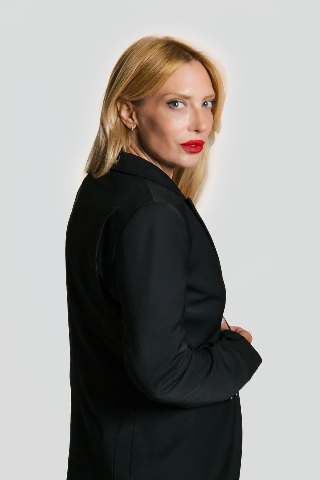Side view of the Brummell Women’s Blazer, highlighting its tailored silhouette in premium wool.